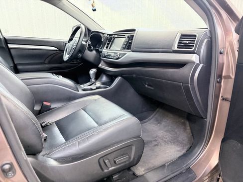 Used 2018 Toyota Highlander XLE FWD image 32