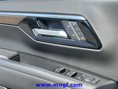 Used 2025 Chevrolet Tahoe High Country AWD/4WD image 18