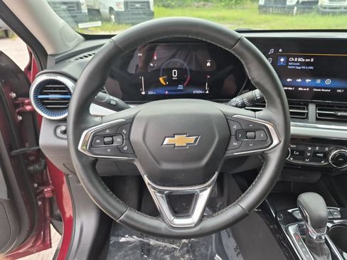 Used 2025 Chevrolet Trax LT w/ LT Convenience Package FWD image 22