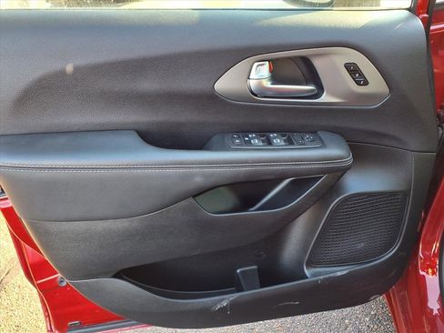 Used 2025 Chrysler Pacifica Select image 17