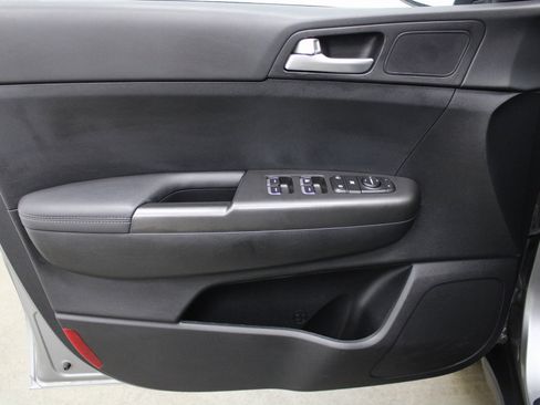 Used 2022 Kia Sportage LX image 11