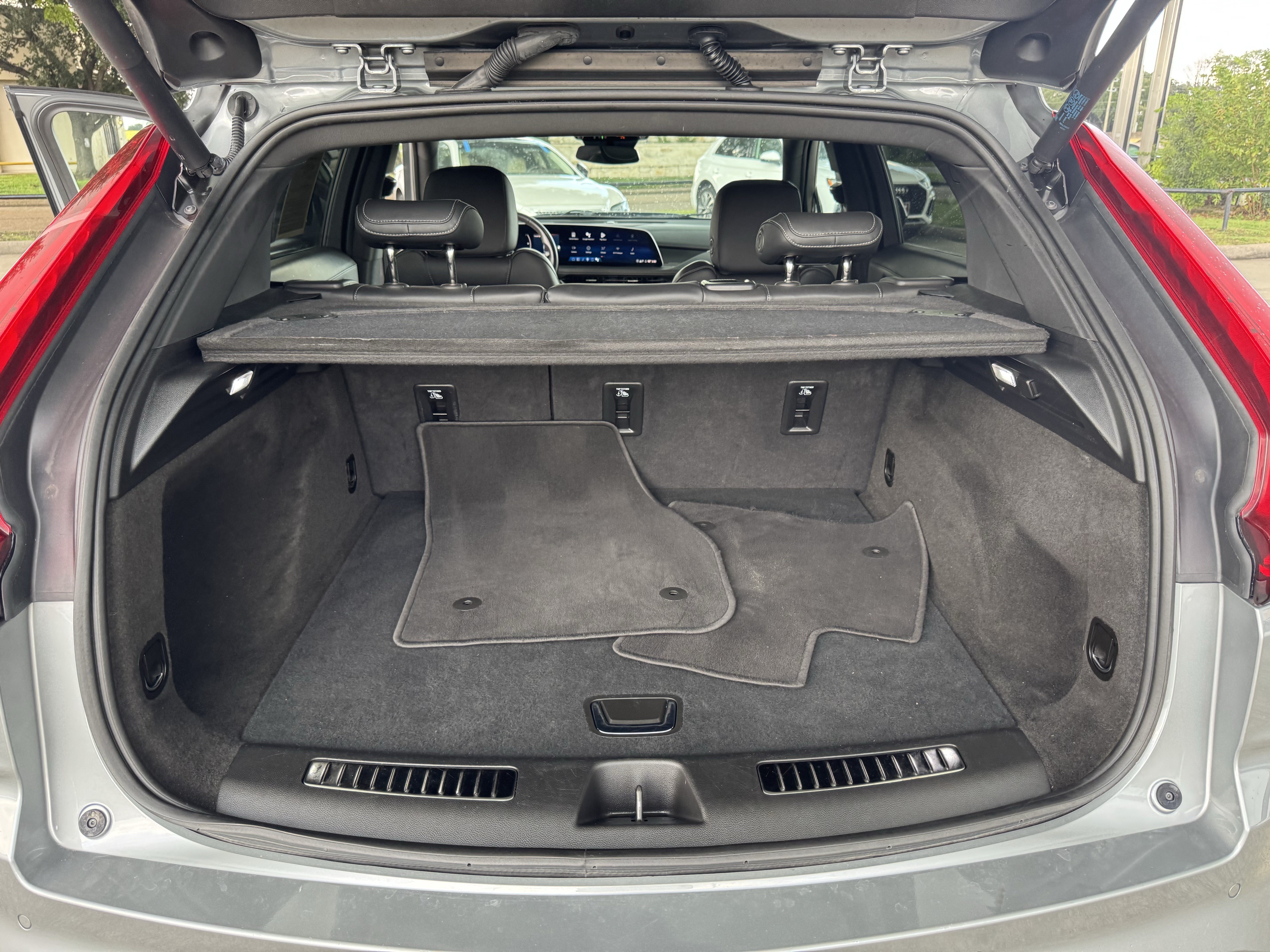 Used 2025 Cadillac XT4 Premium Luxury FWD image 25