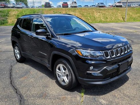 Used 2024 Jeep Compass Latitude AWD/4WD image 16