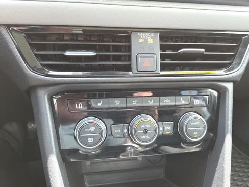 Certified 2024 Volkswagen Taos SE FWD image 18