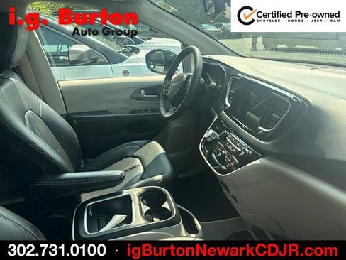 Used 2024 Chrysler Pacifica Touring-L FWD image 5