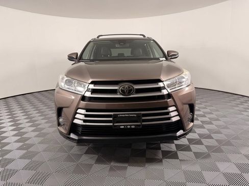Used 2018 Toyota Highlander XLE AWD/4WD image 3