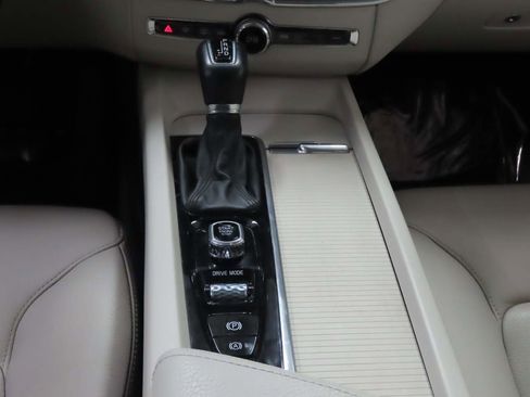 Used 2018 Volvo XC60 T5 Momentum w/ Convenience Package AWD/4WD image 10
