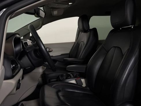Used 2018 Chrysler Pacifica Touring-L w/ Premium Audio Group FWD image 16