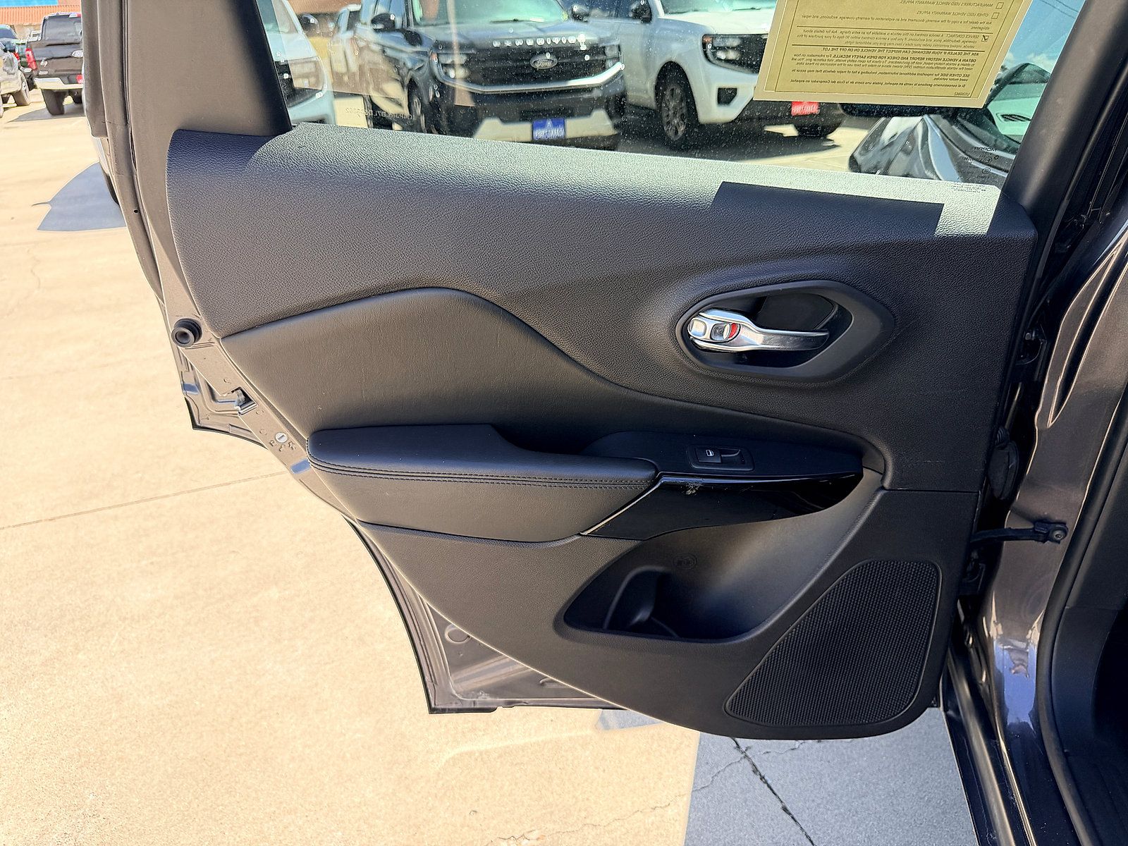 Used 2020 Jeep Cherokee Latitude Plus AWD/4WD image 19