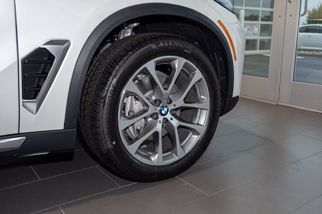 Used 2026 BMW X5 xDrive40i w/ Premium Package AWD/4WD image 4