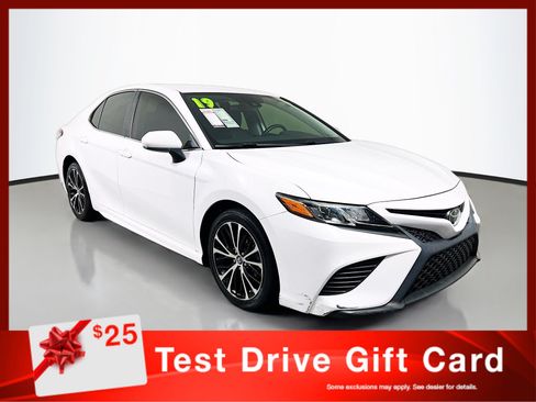 Used 2019 Toyota Camry SE FWD image 1