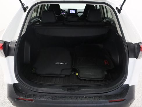 Used 2021 Toyota RAV4 XLE FWD image 31