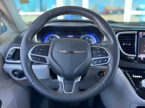 Used 2023 Chrysler Pacifica Touring-L image 12