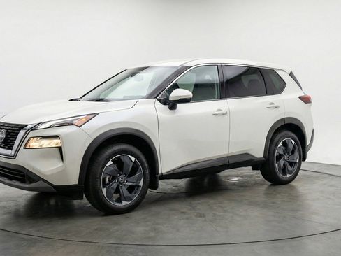 Used 2025 Nissan Rogue SV image 3