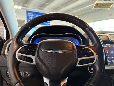Used 2018 Chrysler 300 Limited AWD/4WD image 19