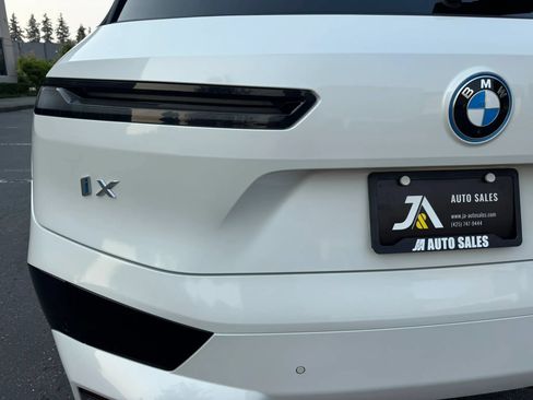 Used 2023 BMW iX xDrive50 w/ Sport Package AWD/4WD image 14