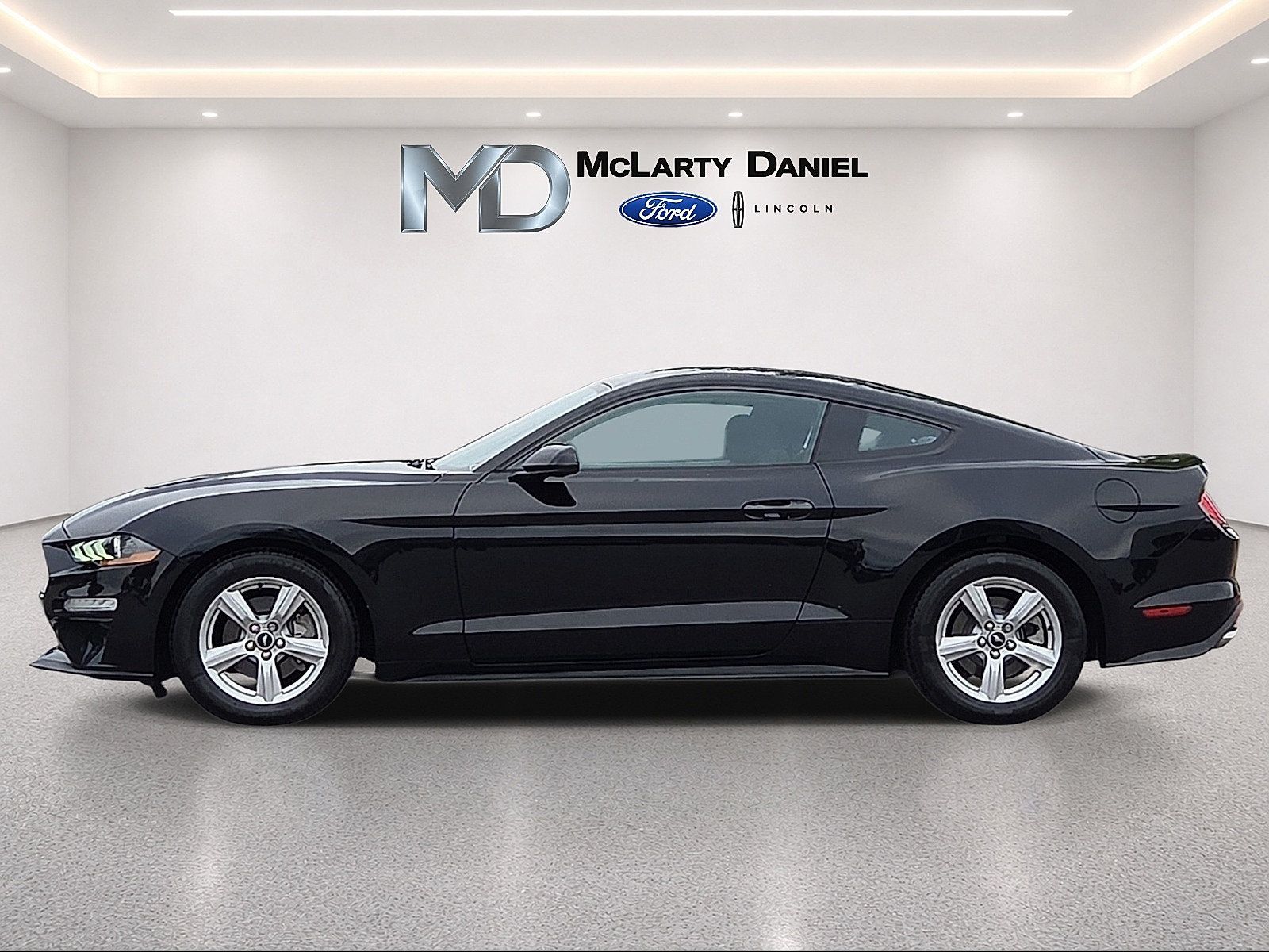 Used 2019 Ford Mustang Coupe RWD image 3
