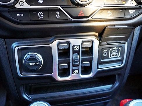 Used 2018 Jeep Wrangler Unlimited Sahara image 30