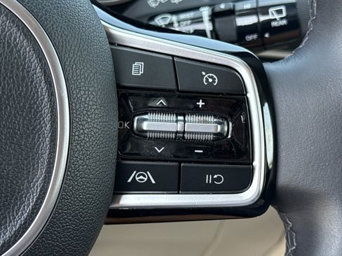 Used 2024 Kia Carnival LX image 15