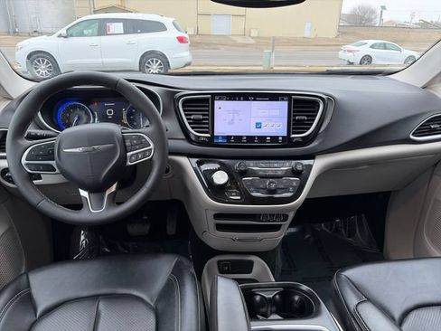 Used 2024 Chrysler Pacifica Touring-L FWD image 31