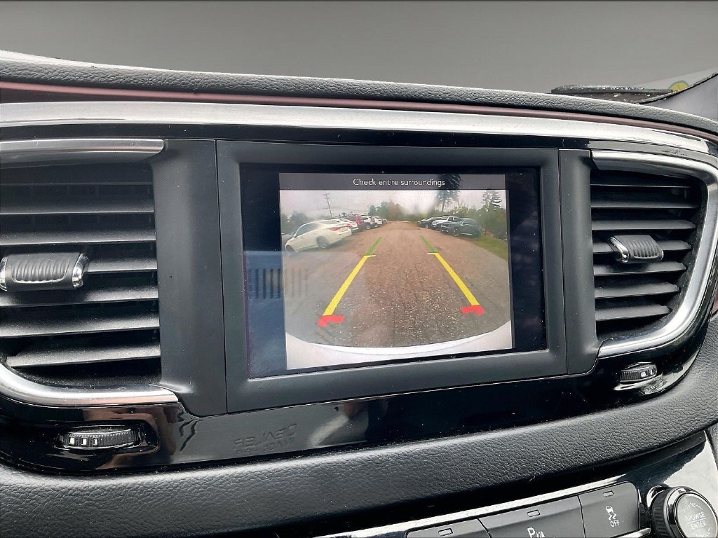Used 2020 Chrysler Pacifica Touring-L FWD image 19