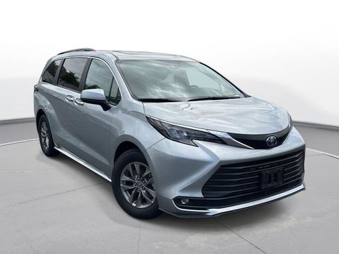Certified 2025 Toyota Sienna XLE FWD image 4