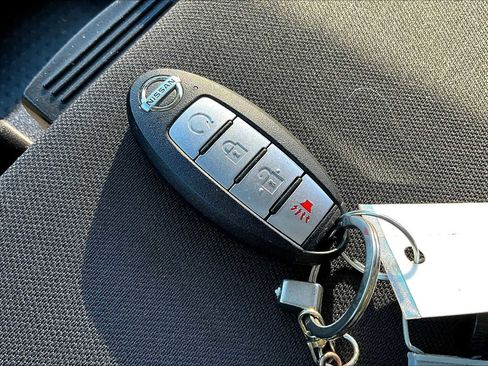 Used 2019 Nissan Titan SV image 14