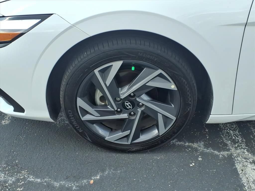 Used 2025 Hyundai Elantra Sport FWD image 16