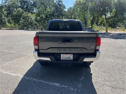 Used 2018 Toyota Tacoma SR5 RWD image 7