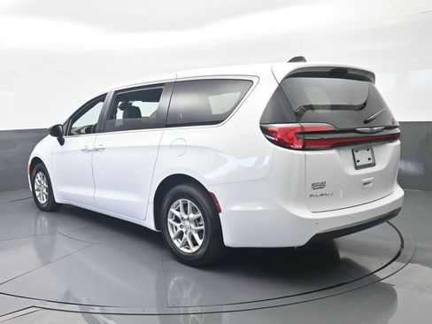 Used 2025 Chrysler Pacifica Select FWD image 4