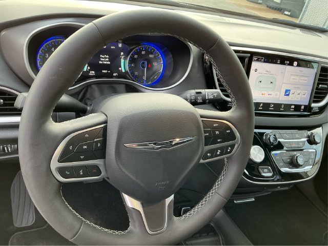 Used 2026 Chrysler Pacifica Select FWD image 26
