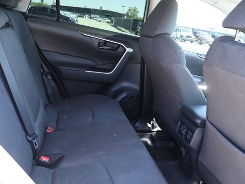 Used 2021 Toyota RAV4 LE AWD/4WD image 16