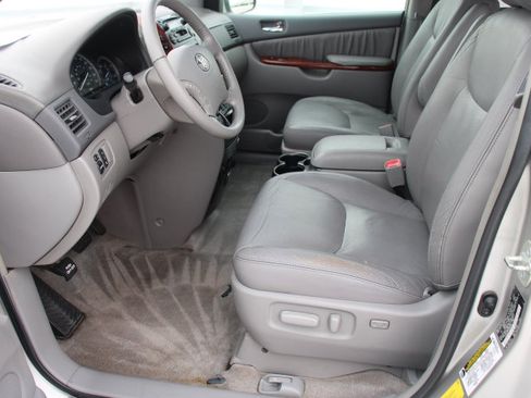 Used 2005 Toyota Sienna XLE FWD image 10