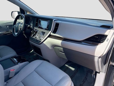 Used 2020 Toyota Sienna XLE w/ XLE Navigation Package FWD image 31