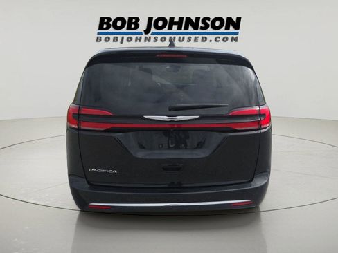 Used 2023 Chrysler Pacifica Touring-L FWD image 4