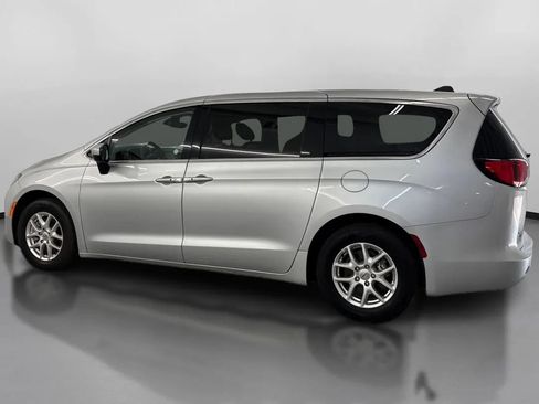 Used 2023 Chrysler Voyager LX FWD image 5