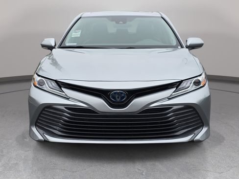 Used 2020 Toyota Camry XLE w/ Sunroof Package FWD image 2