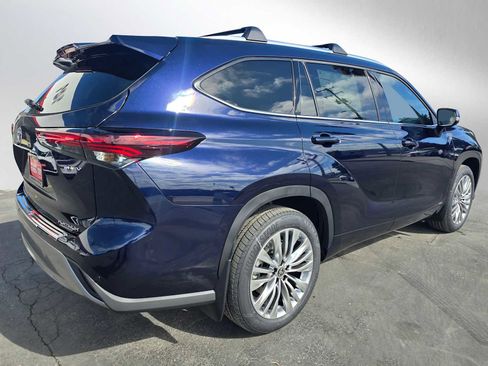 New 2026 Toyota Highlander Platinum image 3