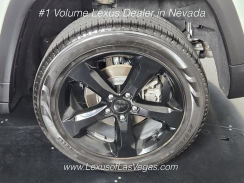 Used 2024 Jeep Grand Cherokee Limited w/ Luxury Tech Group II AWD/4WD image 11
