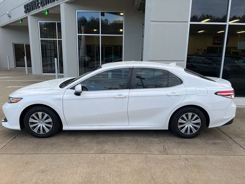Used 2020 Toyota Camry LE image 5