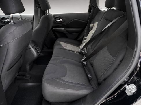 Used 2019 Jeep Cherokee Latitude w/ Popular Appearance Group FWD image 9