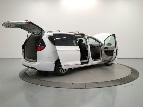 Used 2019 Chrysler Pacifica Touring-L FWD image 16