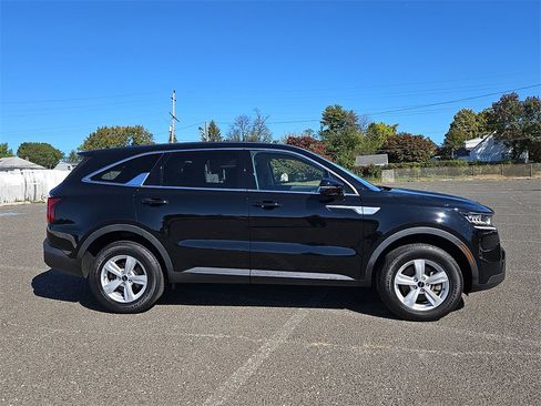 Used 2022 Kia Sorento LX image 8