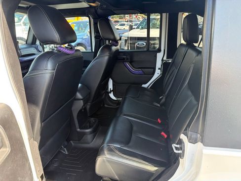 Used 2015 Jeep Wrangler Unlimited Sahara w/ Connectivity Group AWD/4WD image 9