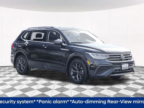 Certified 2024 Volkswagen Tiguan SE image 9