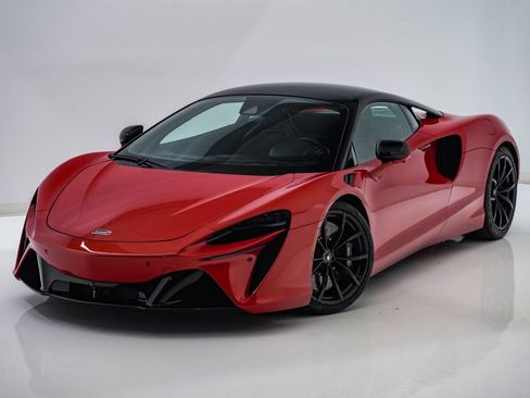 Used 2023 McLaren Artura RWD image 3