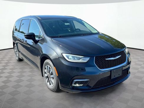 Used 2023 Chrysler Pacifica Touring-L FWD image 3