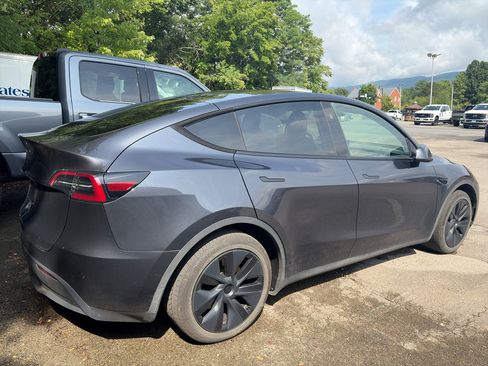 Used 2024 Tesla Model Y Long Range RWD image 2