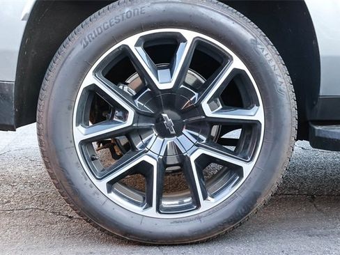 Used 2025 Chevrolet Suburban RST image 8