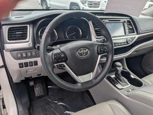Used 2015 Toyota Highlander Limited w/ Driver Technology Package AWD/4WD image 13